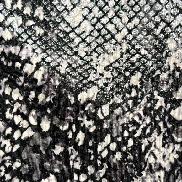 Spanx Faux Leather Snake Shine Legging Size M - Picture 6 of 8